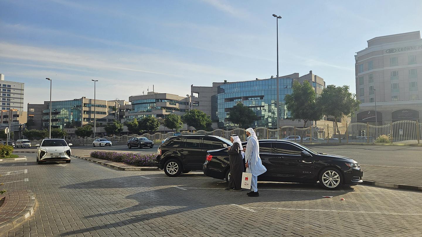 На чем ездят жители ОАЭ? Белорусский журналист показал правду