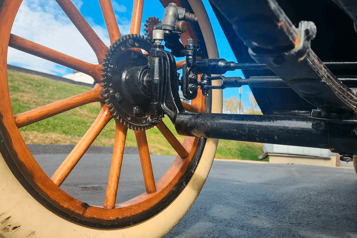 Колеса Coey Junior 1914 с деревянными спицами обуты в белые шины Universal Tire Co