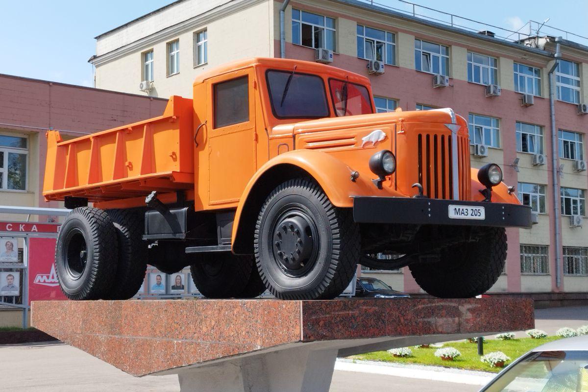 МАЗ-205 у заводской проходной