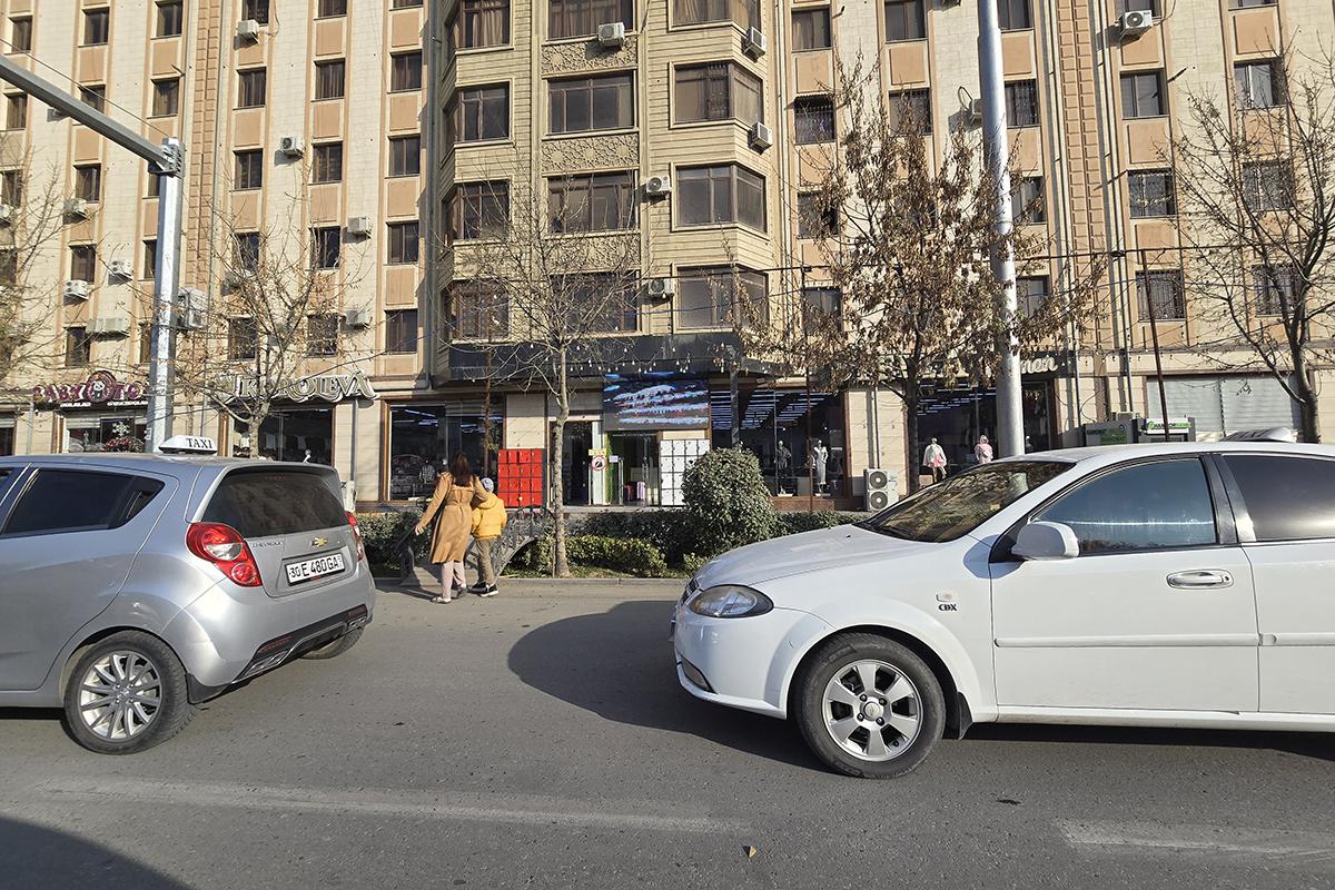 Люди идут по пешеходному мосту