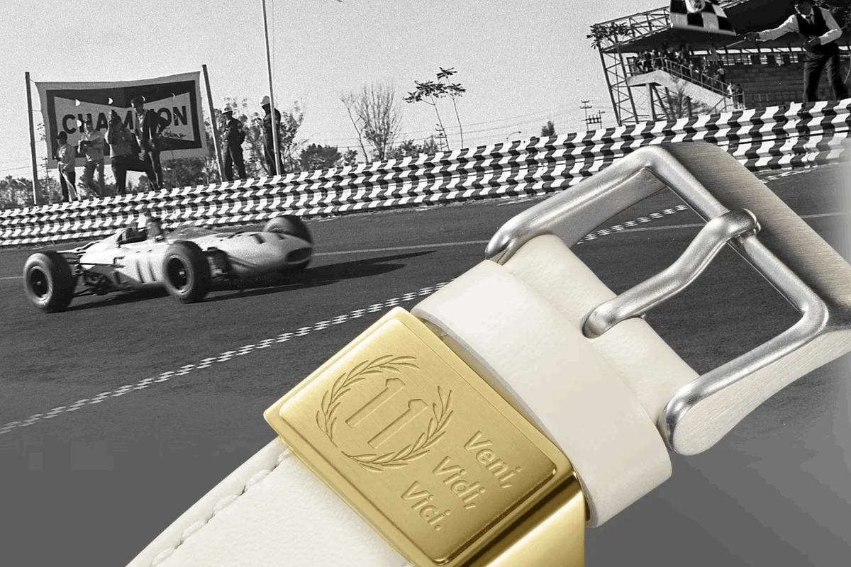 На металлической петле золотистого оттенка выгравировано легендарное послание Veni, Vidi, Vici