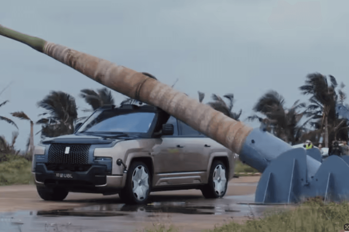 Кадр из видео эксперимента BYD Yangwang U8L