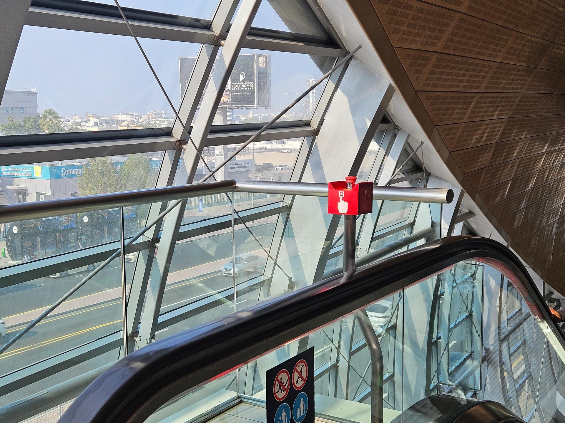 Кнопка остановки эскалатора в метро