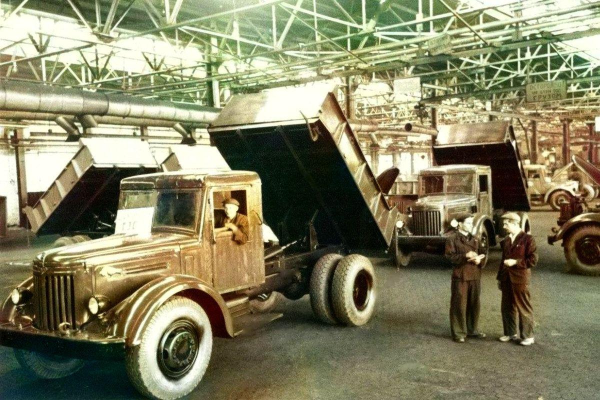 Самосвалы МАЗ-205 в сборочном цеху