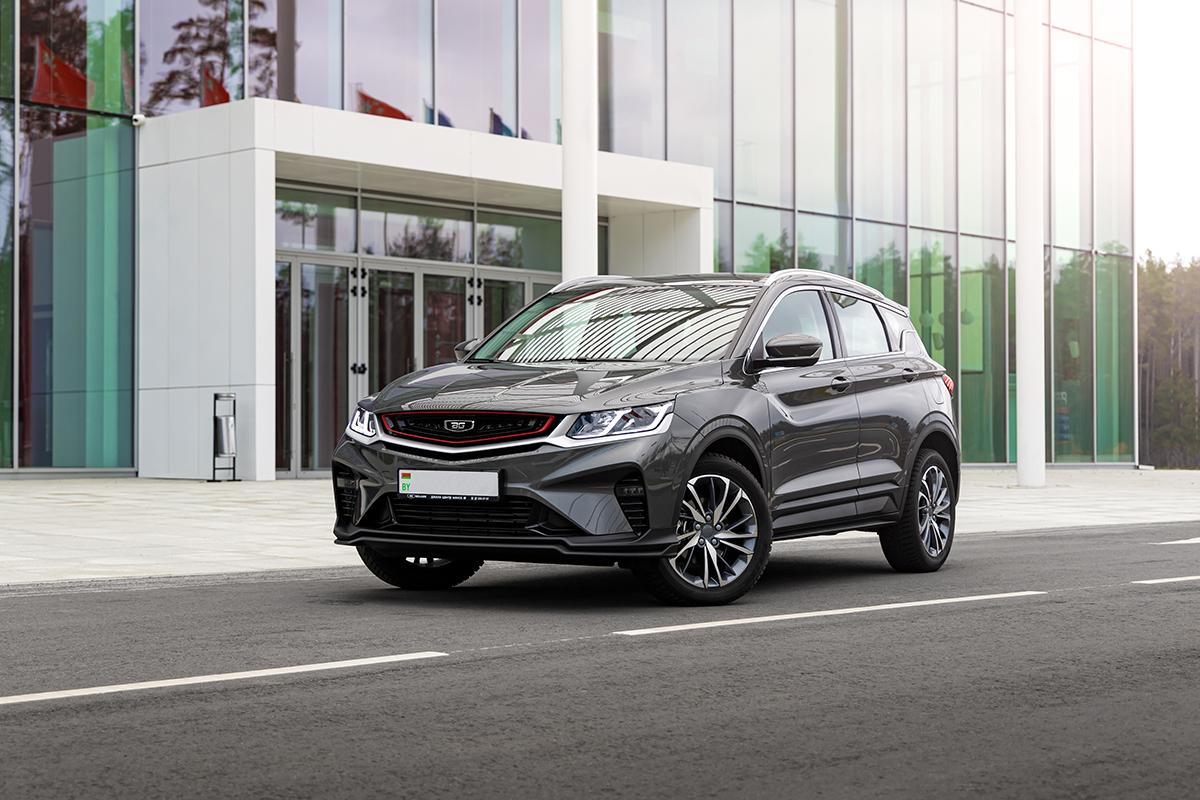 BELGEE X50 едет по дороге на фоне красивого здания