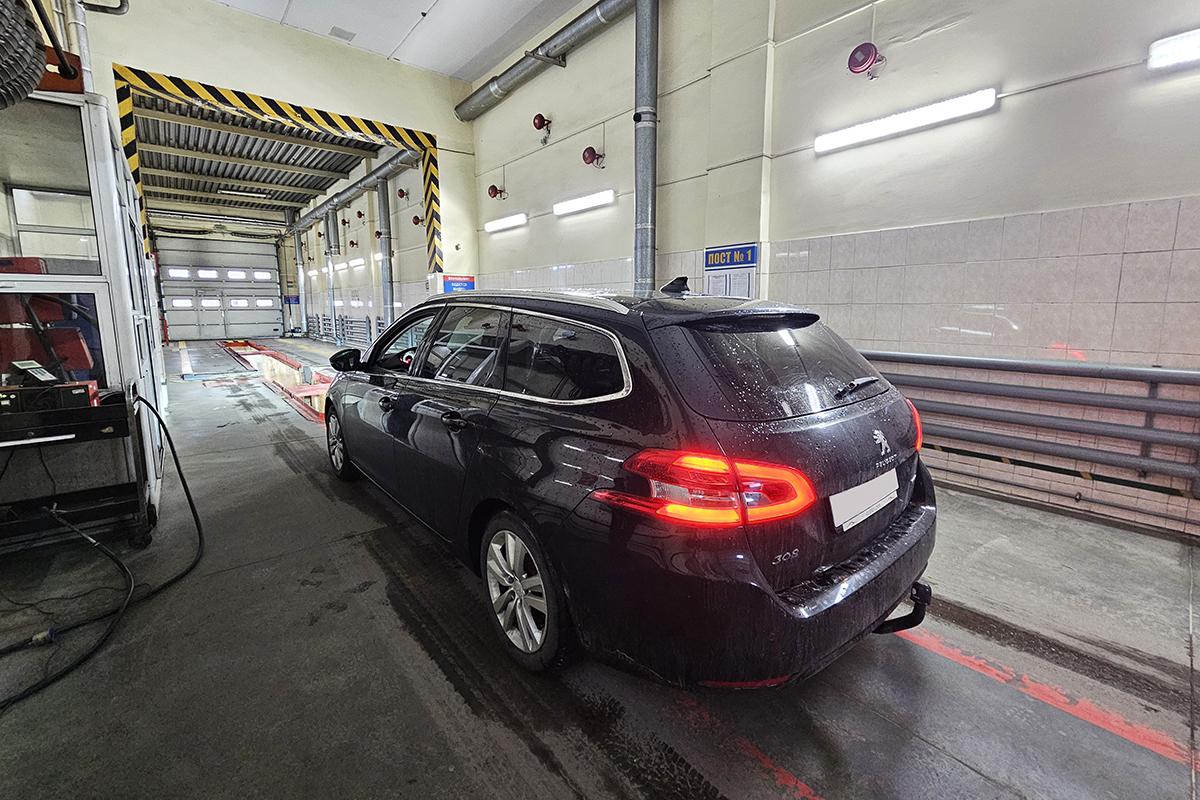 Автомобиль проходит техосмотр