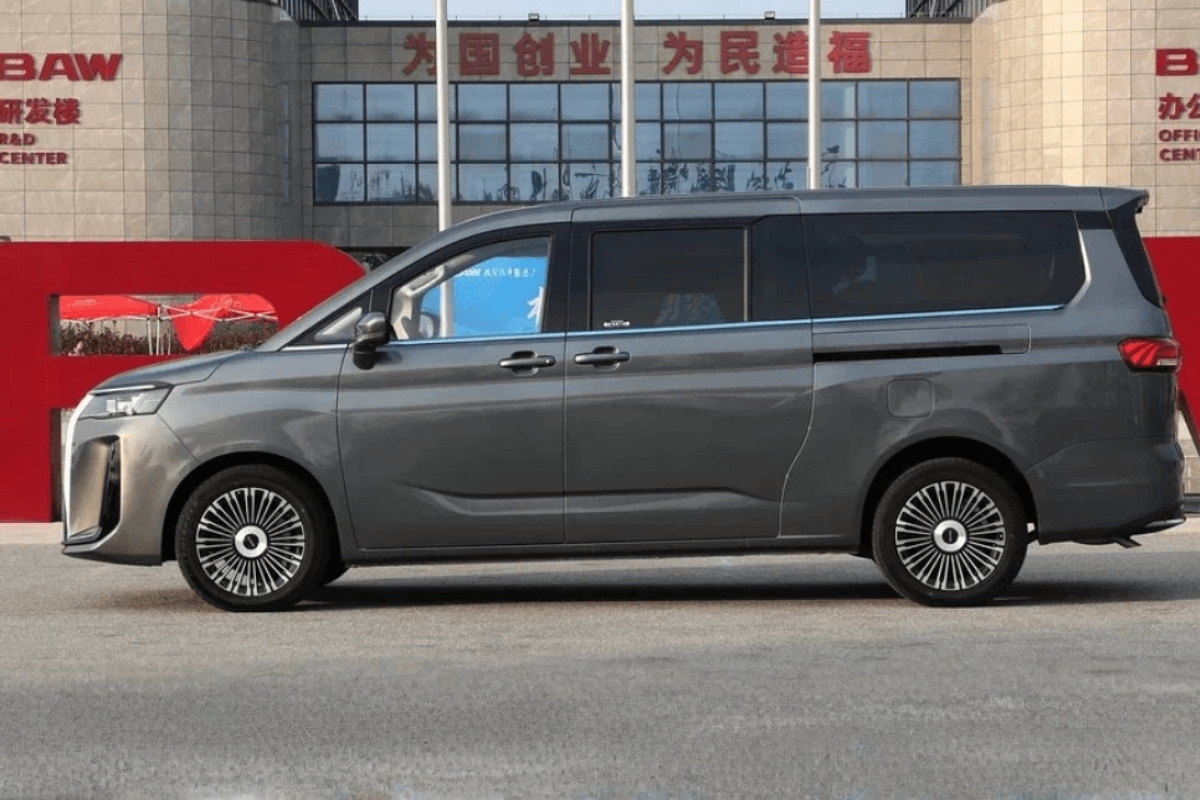 BAW M8 вид сбоку