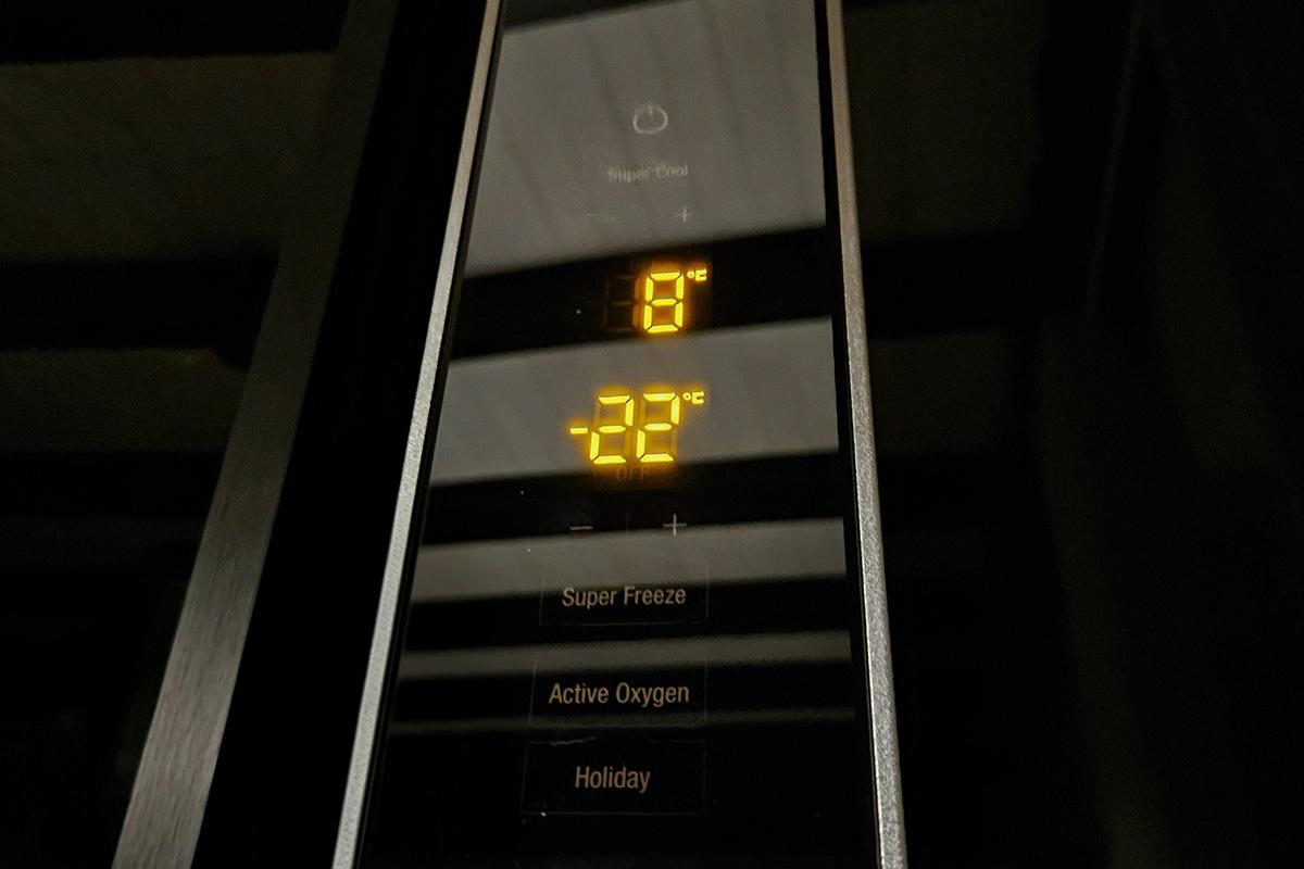Экран холодильника с температурой –22˚С в морозильной камере