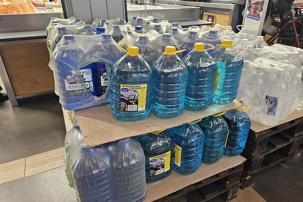 Незамерзайка расставлена на паллетах