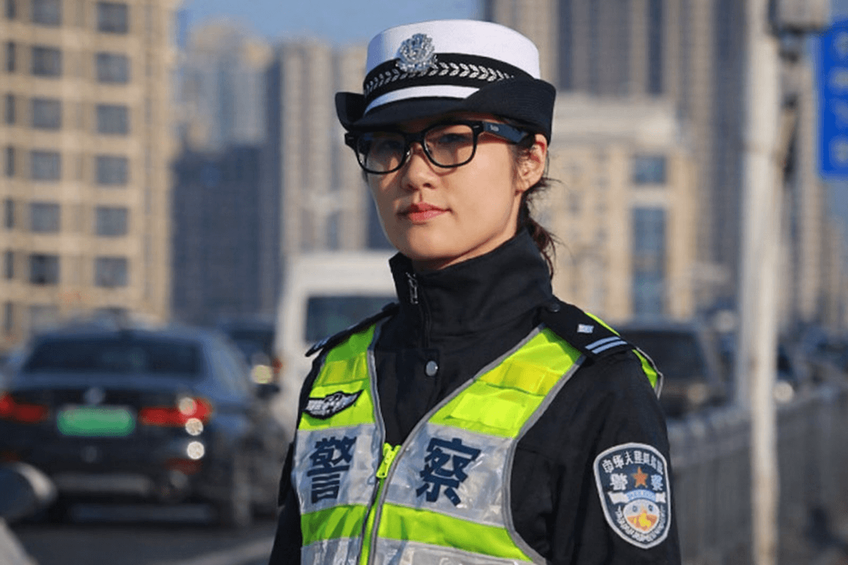 Дорожная полиция Китая с ИИ-очками