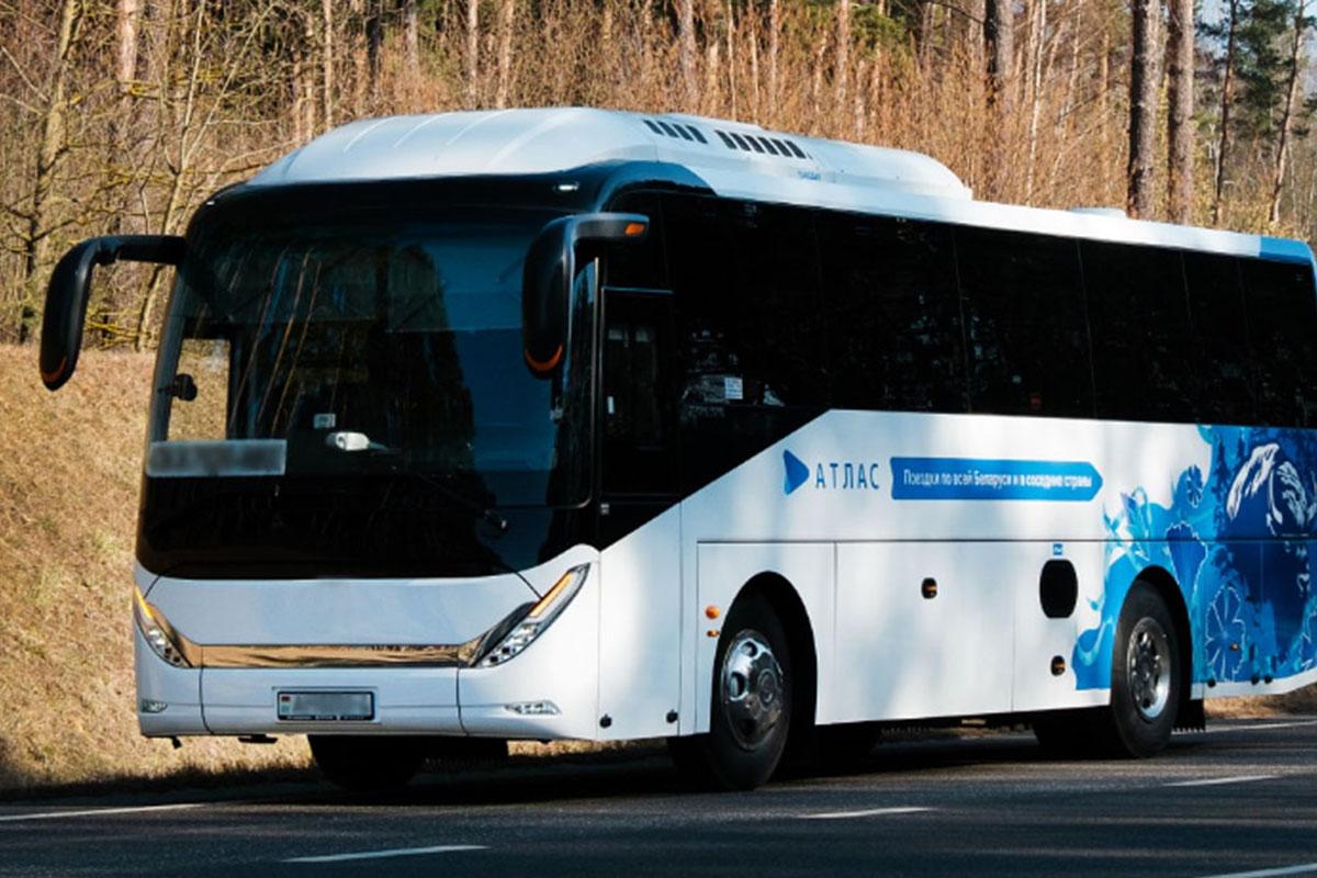 Автобус на дороге