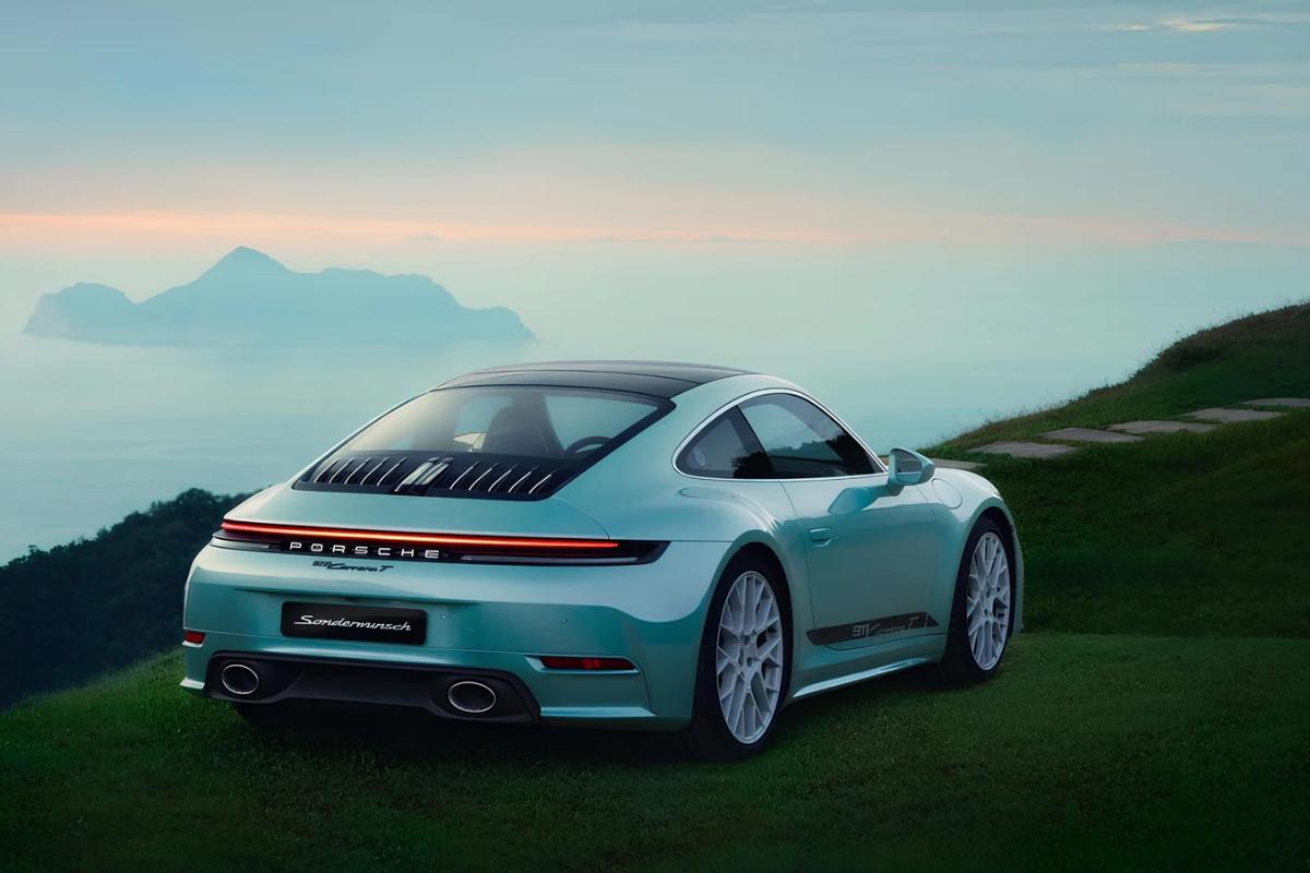 Porsche 911 Formosa на фоне океана вид сзади