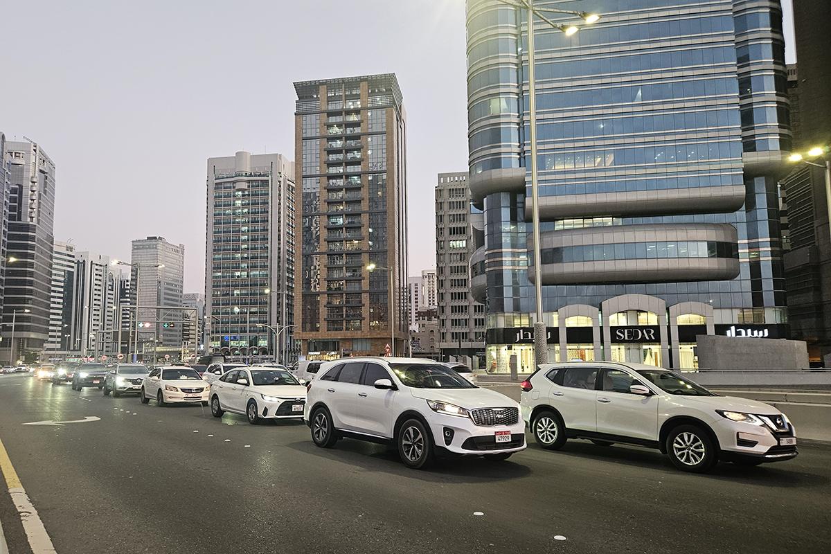 Движение на дорогах в Дубай Марина Дубая, ОАЭ