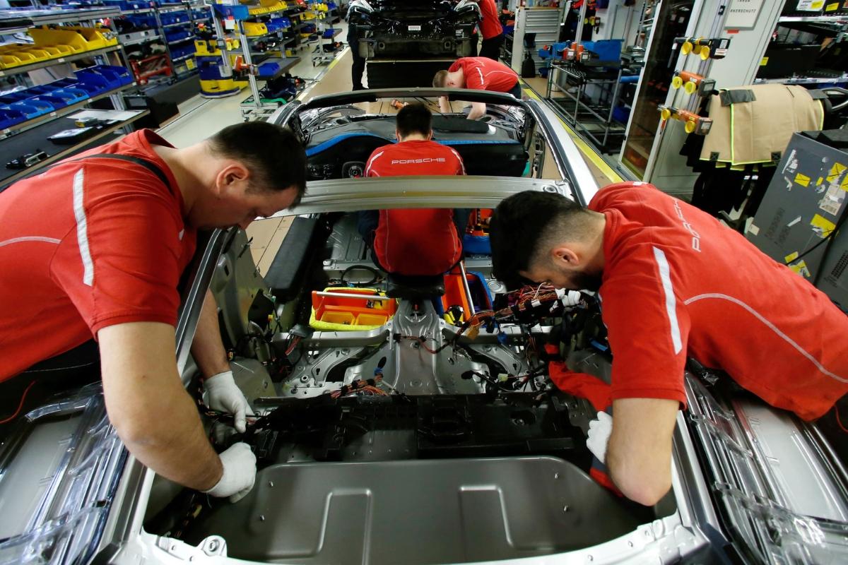 Сотрудники Porsche работают на заводе немецкого производителя автомобилей в Цуффенхаузене