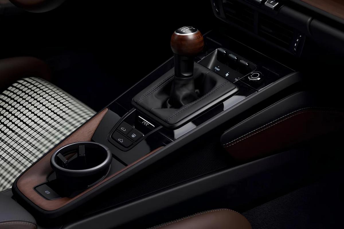 Салон Porsche 911 Formosa отделан деревом и кожей