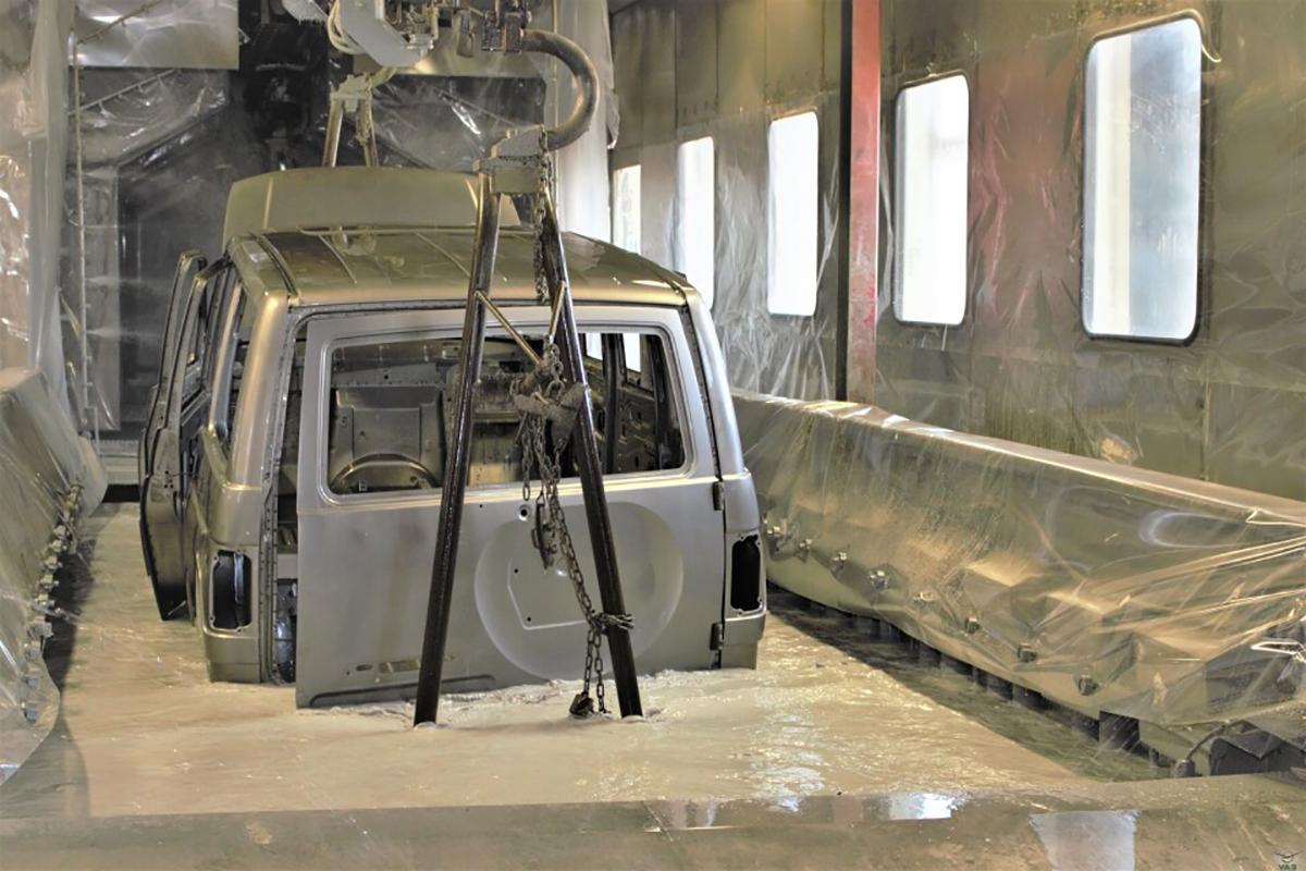 Кузов автомобиля погружается в ванну для оцинковки