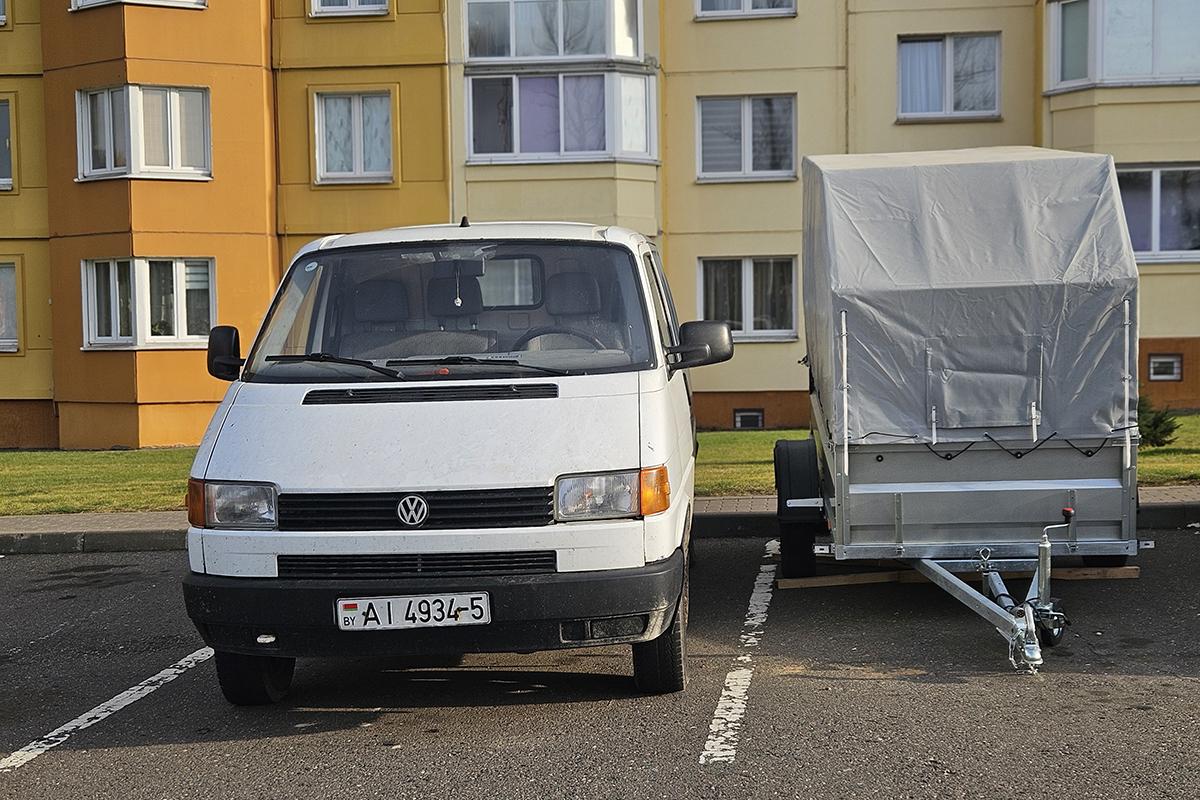 Автомобиль с прицепом на парковке