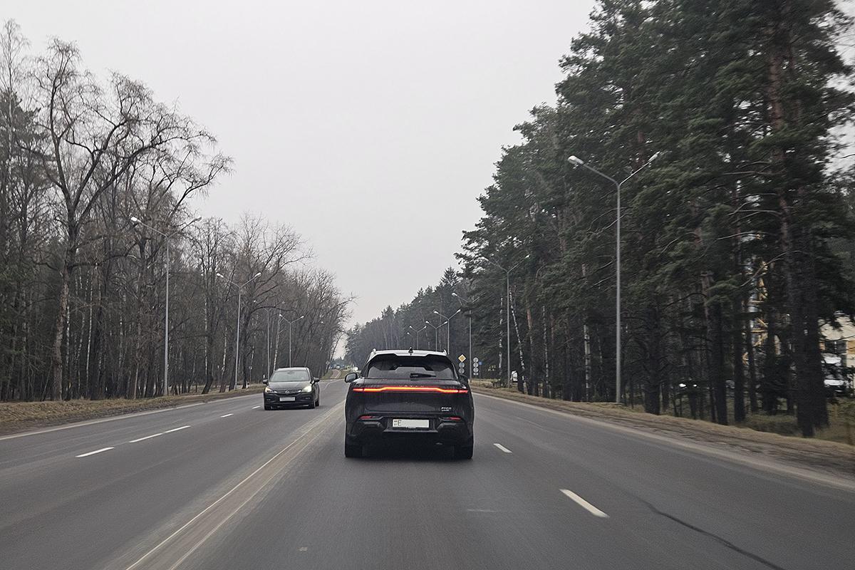 Voyah Free едет по дороге