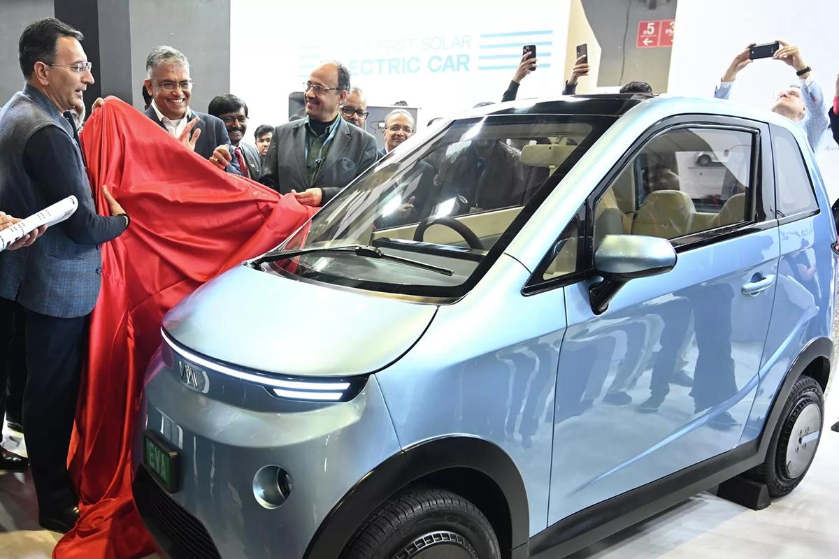 индусы возле автомобиля