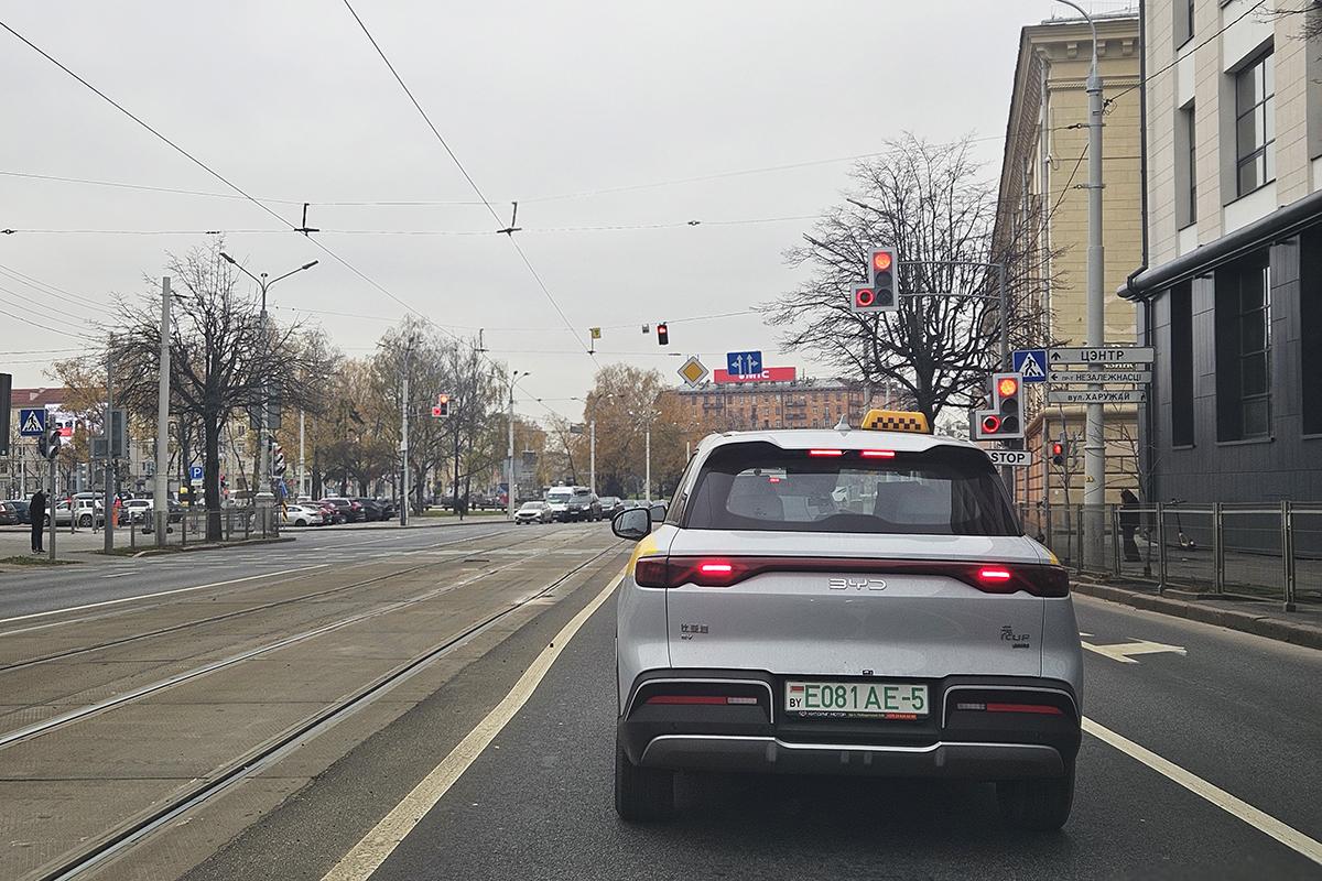 Электромобиль на дороге в городе