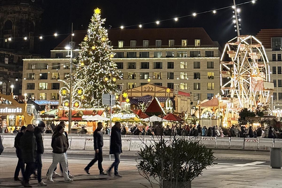 Люди гуляют по рождественской Европе