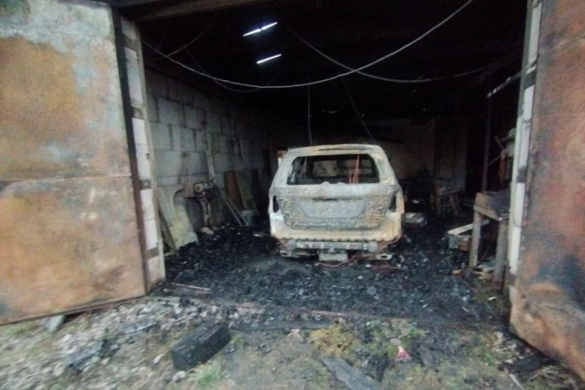 Сгоревшее авто в гараже в Покути