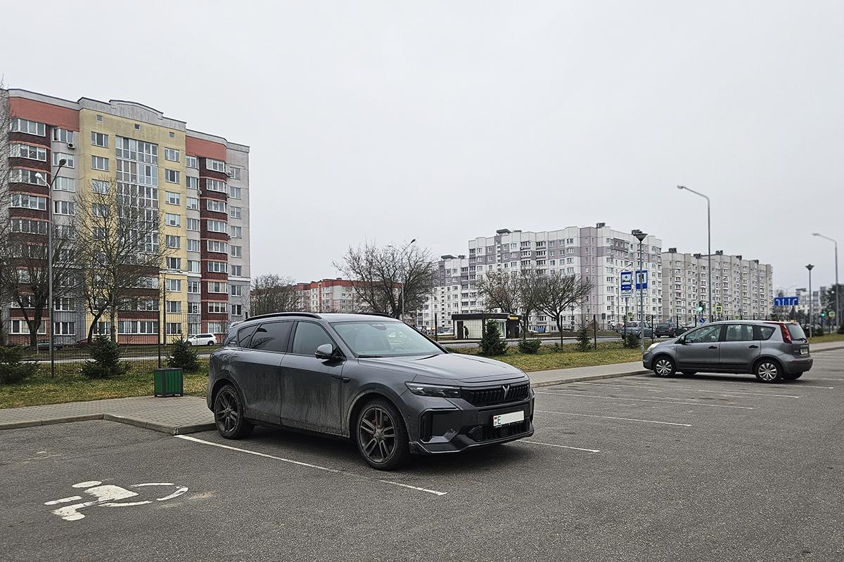 Voyah Free на парковке в жилом квартале