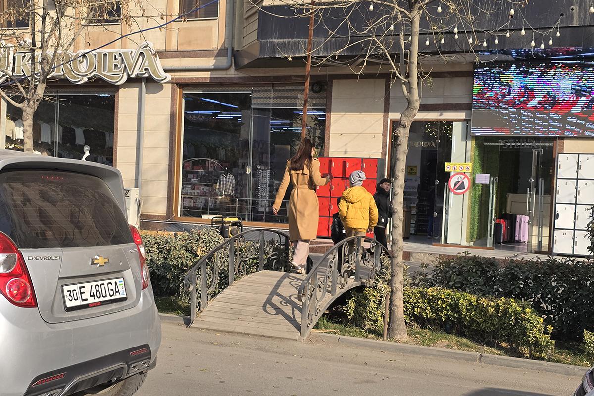 Люди идут по пешеходному мосту