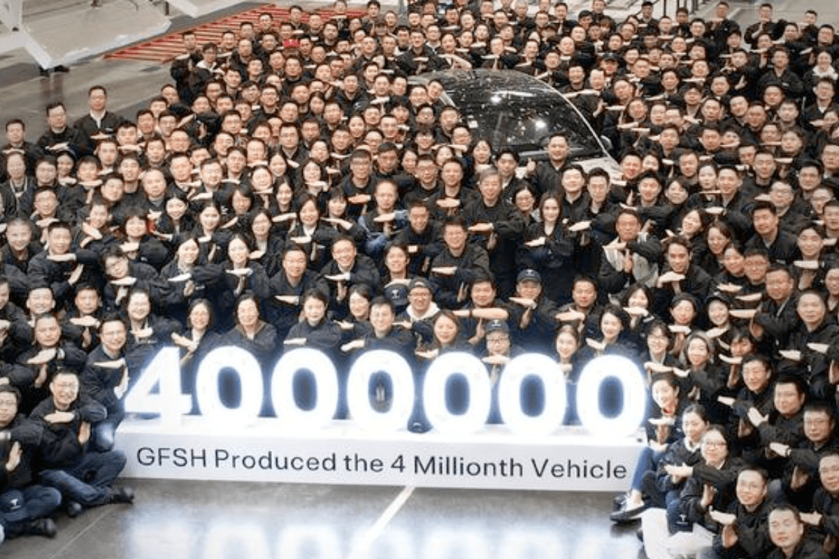 4‑миллионный автомобиль Tesla на заводе в Шанхае