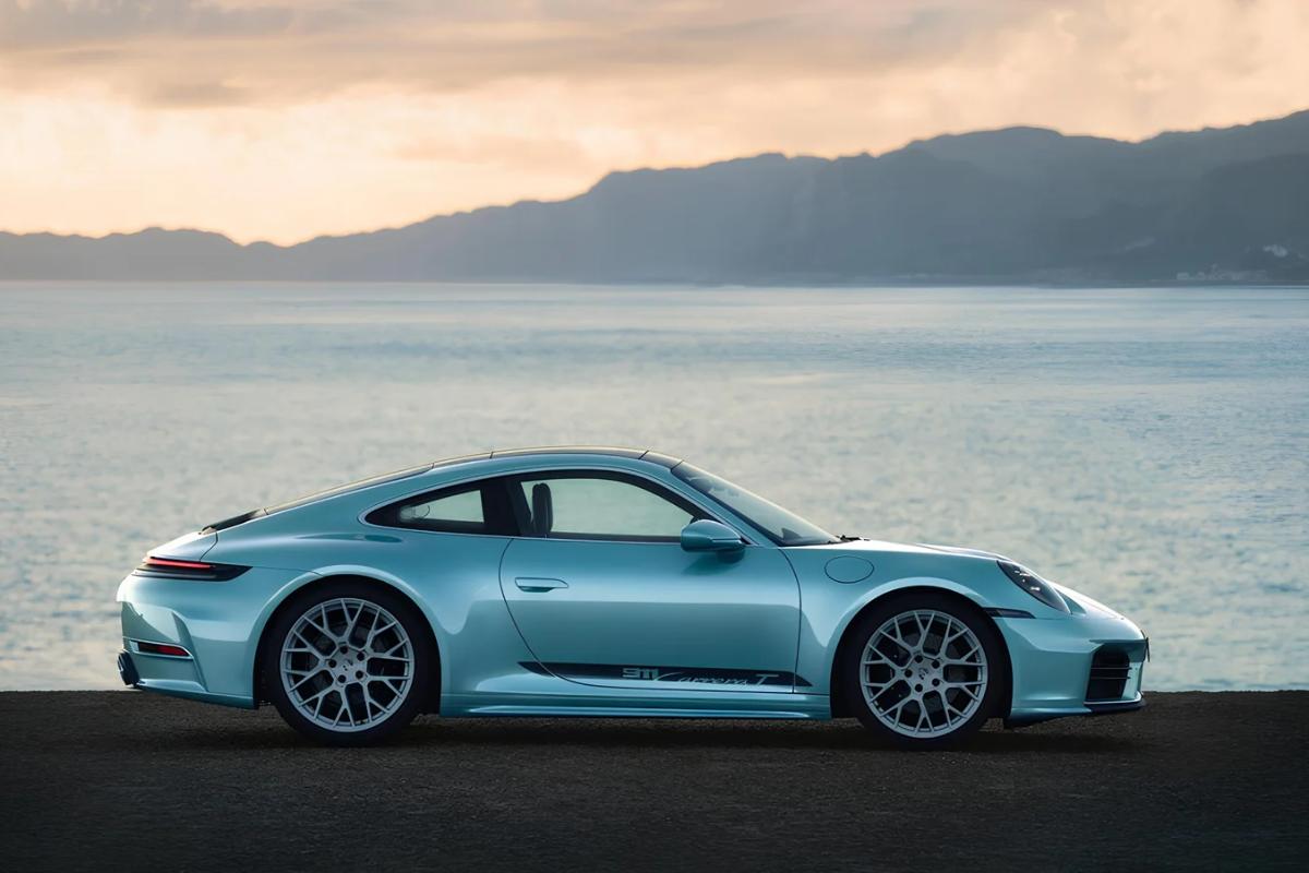 Porsche 911 Formosa на фоне океана вид сбоку