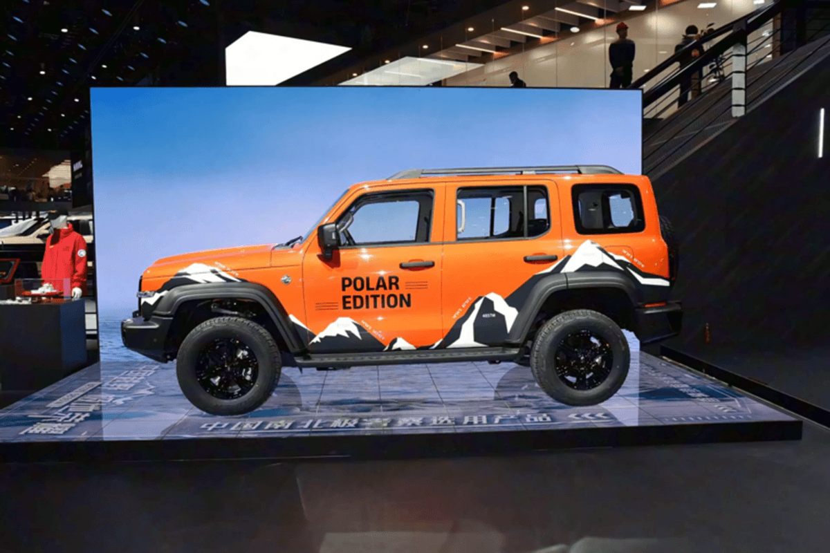 Tank 300 Polar Edition сбоку