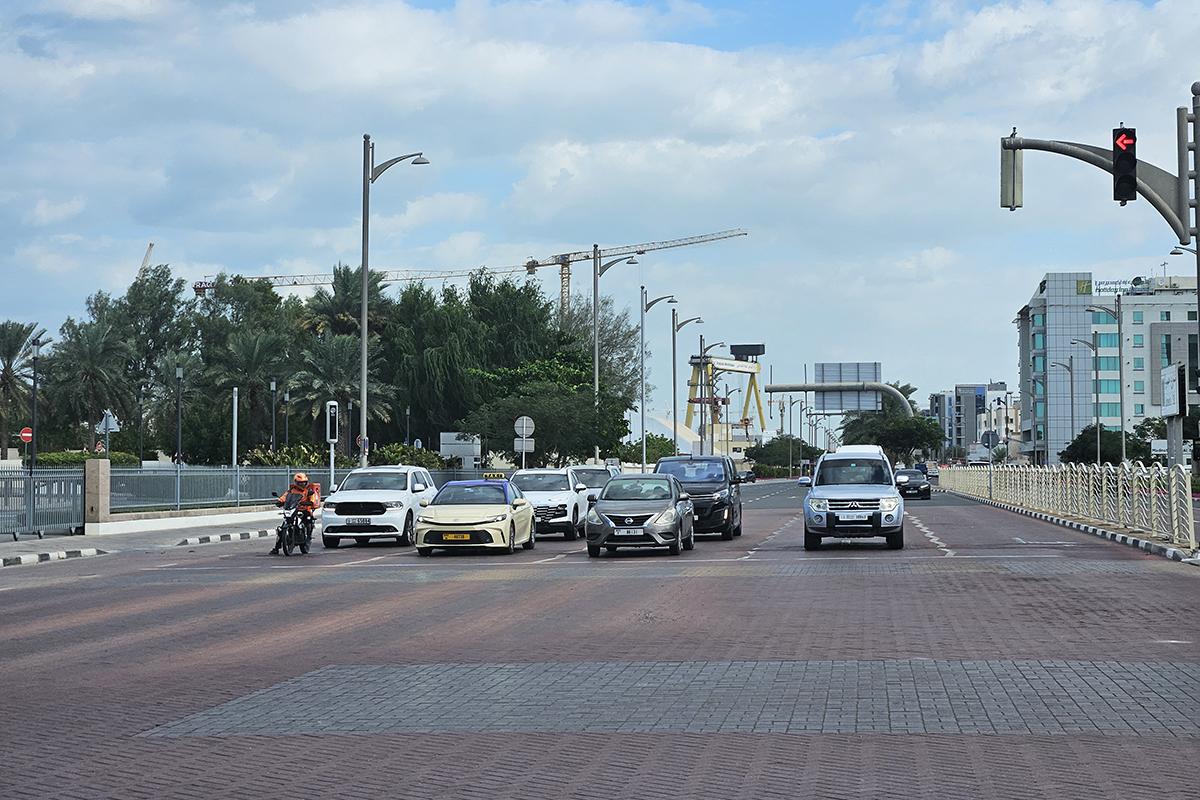 Тротуарная плитка на дороге ОАЭ