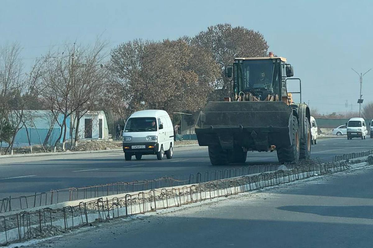 Погрузчик в левом ряду на дороге в Узбекистане