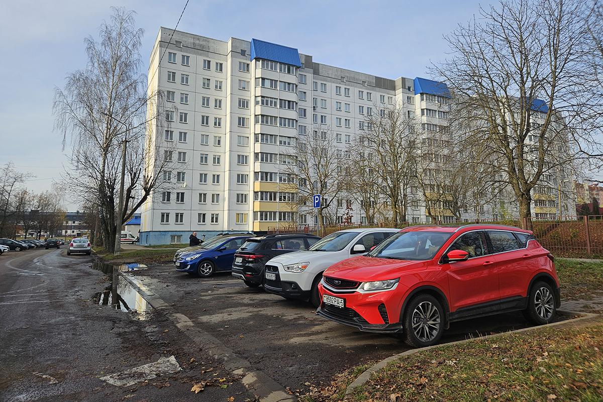 Автомобили на парковке