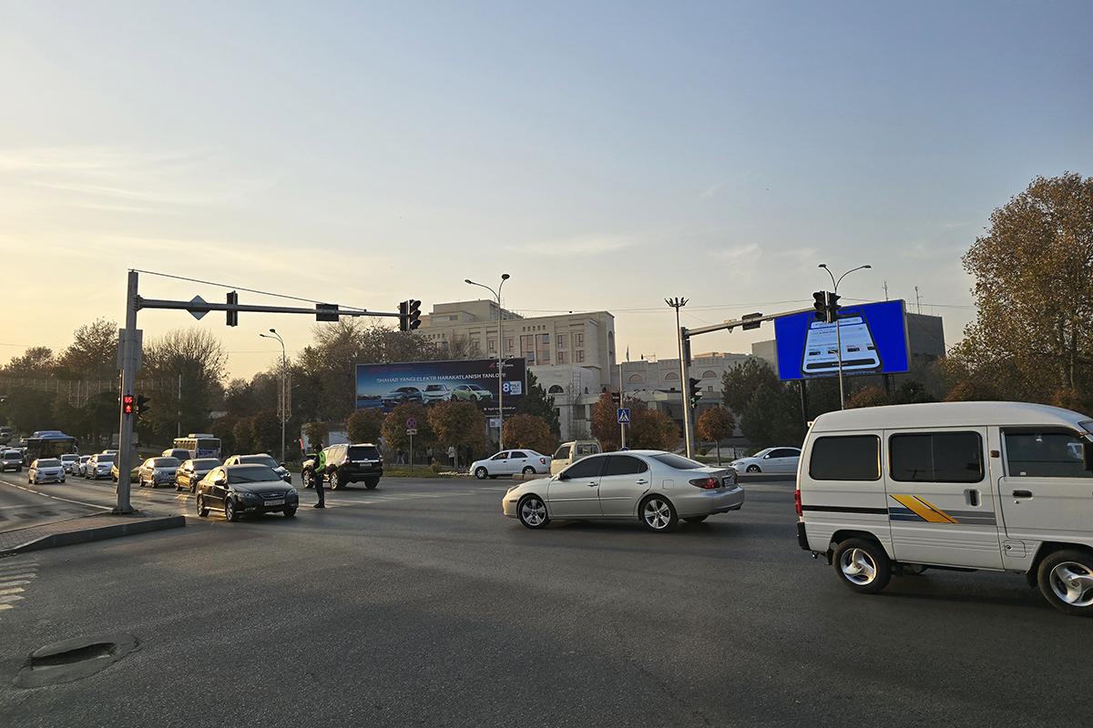 Автомобили на дороге Узбекистан