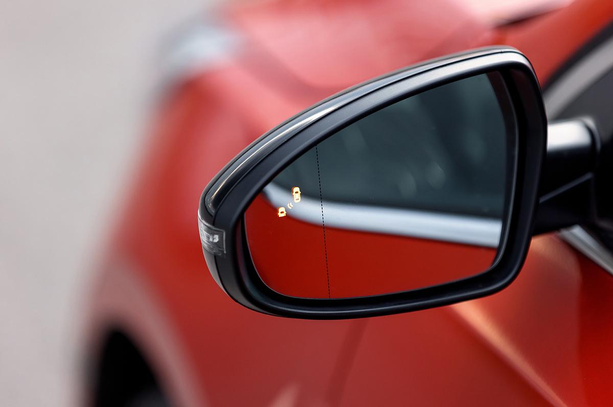 Значок контроля спелых зон в зеркале автомобиля