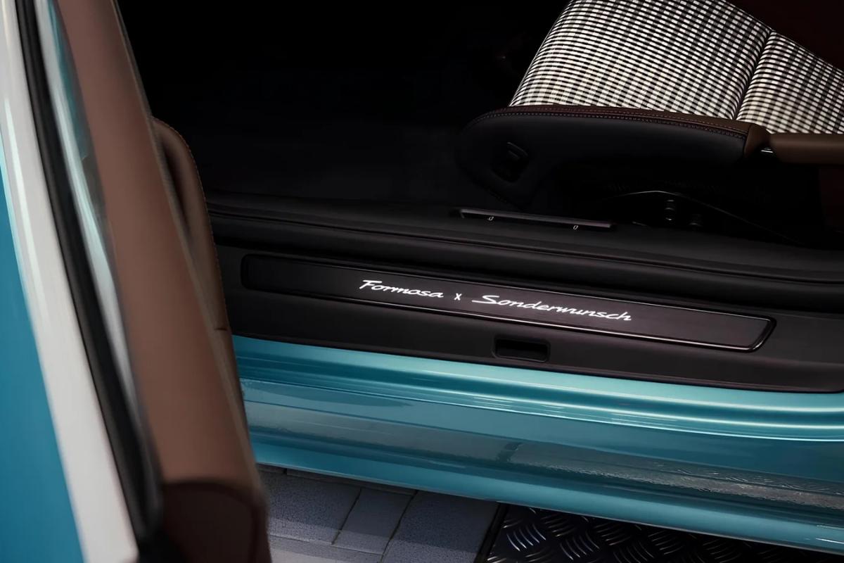 Porsche 911 Formosa надпись на порогах