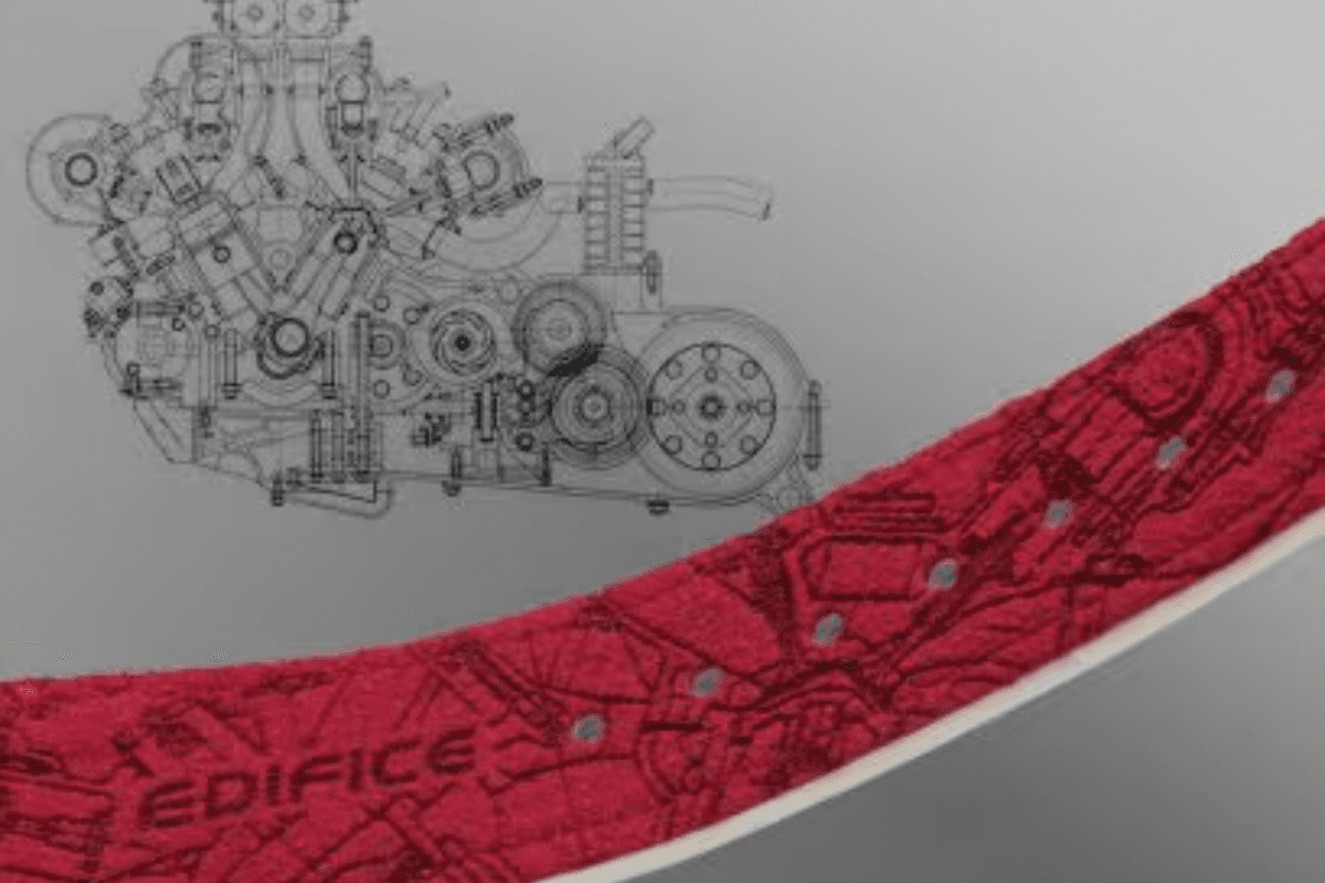 Ремешок украшен гравировкой с чертежом 1,5-литрового двигателя