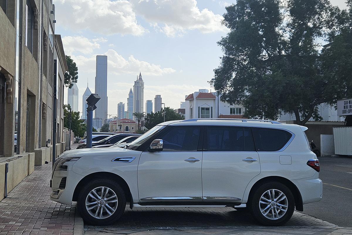 Белый внедорожник на улицах Дубая