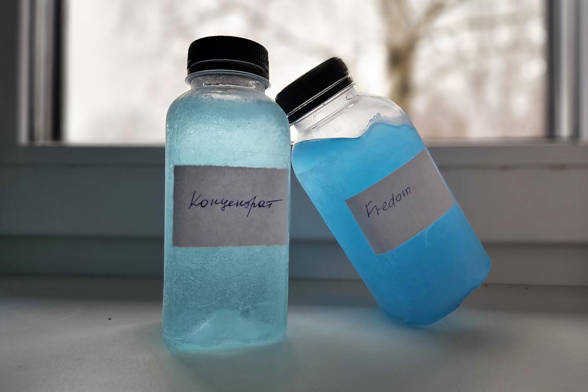 Два образца незамерзающей жидкости. Один замерз