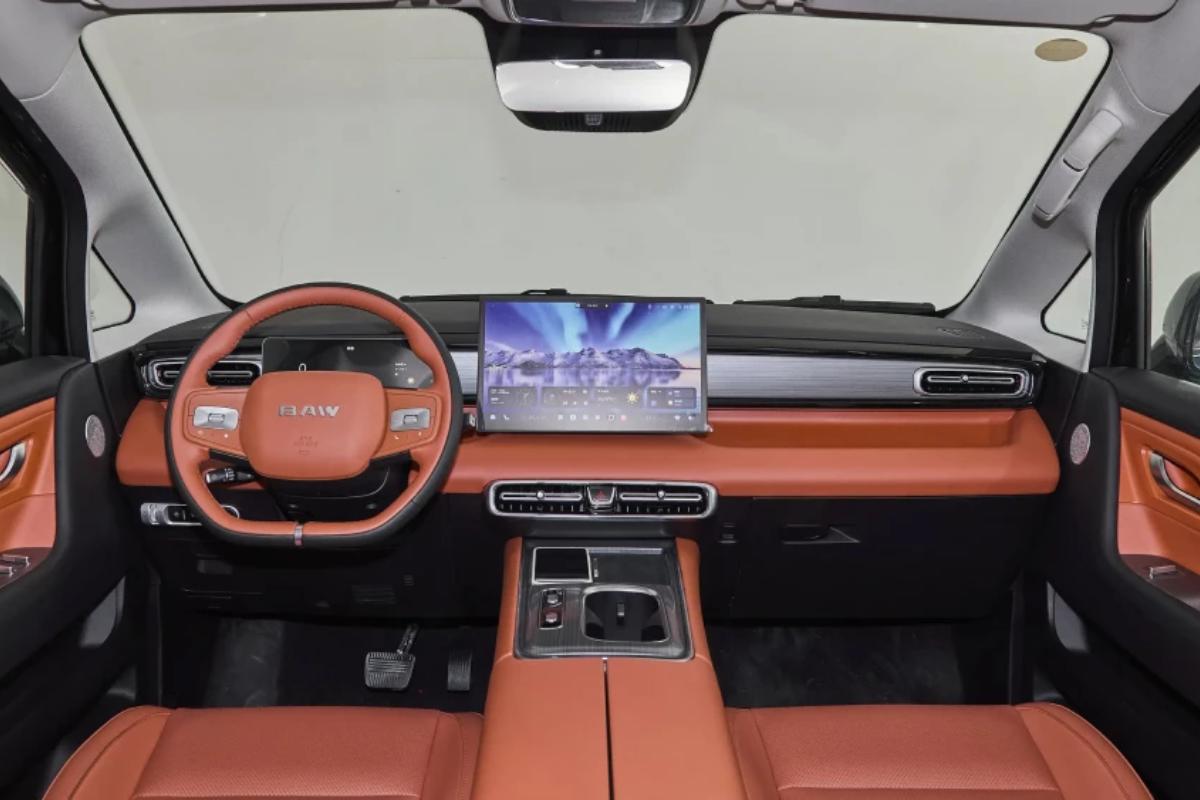 Панель управления гибридного минивэна BAW M8