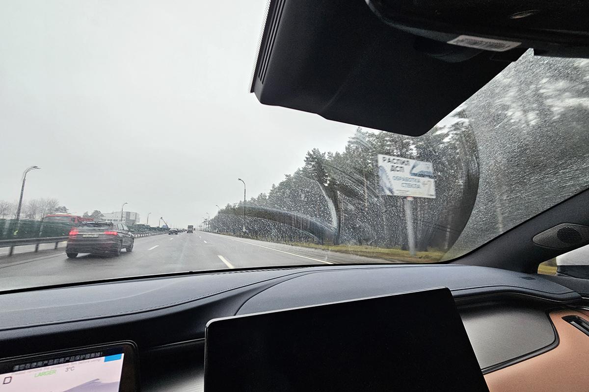 Грязное лобовое стекло автомобиля