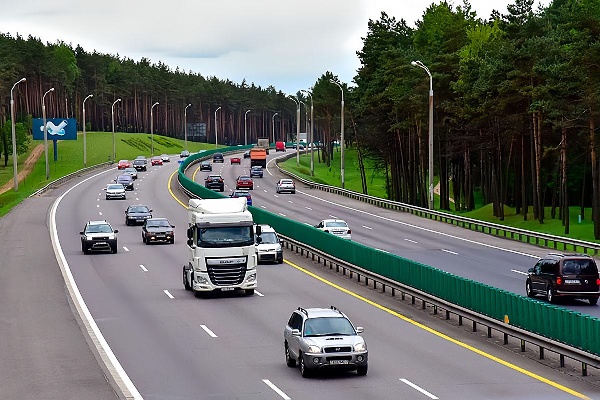 Машины едут по дороге