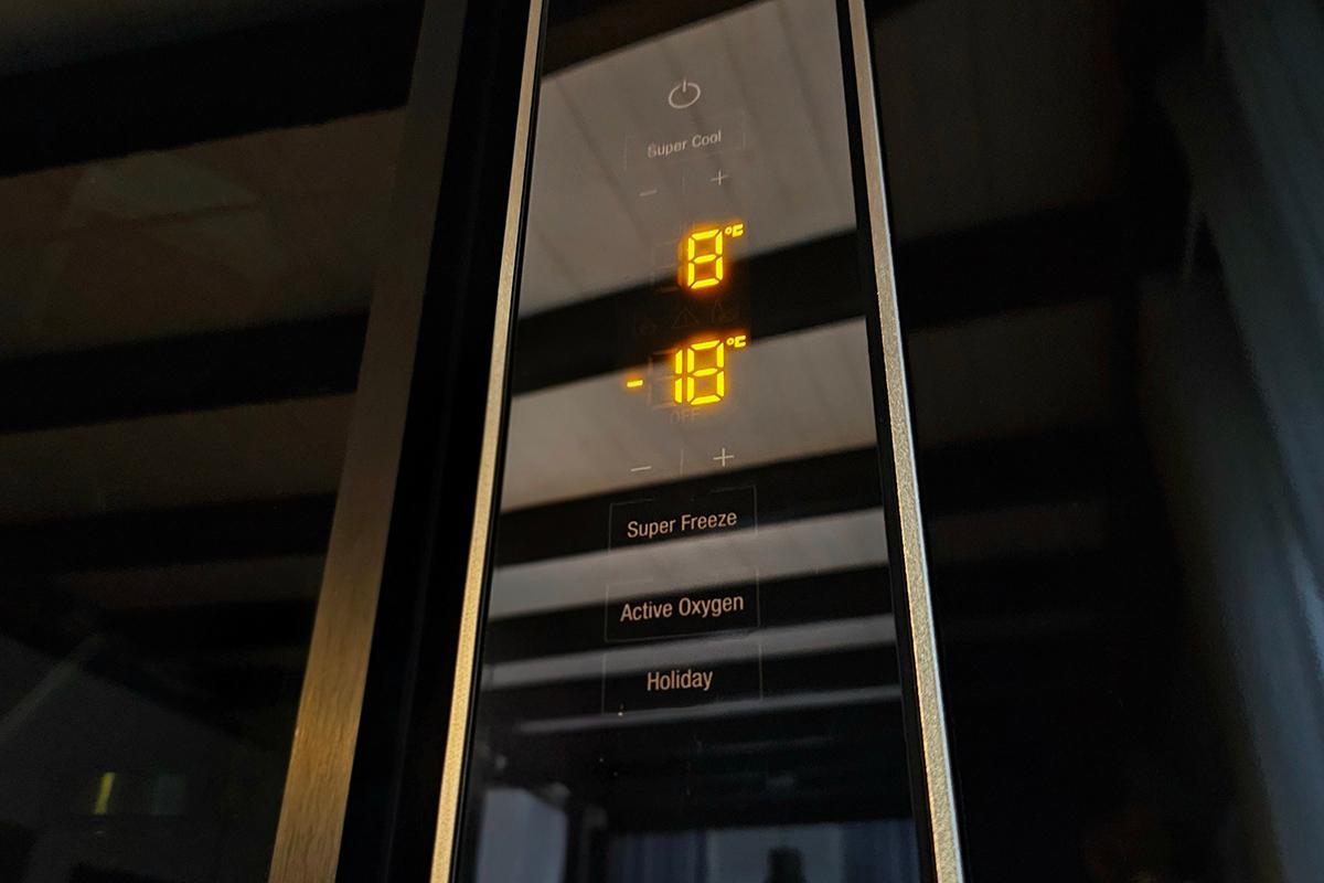 Экран холодильника с температурой в морозильной камере