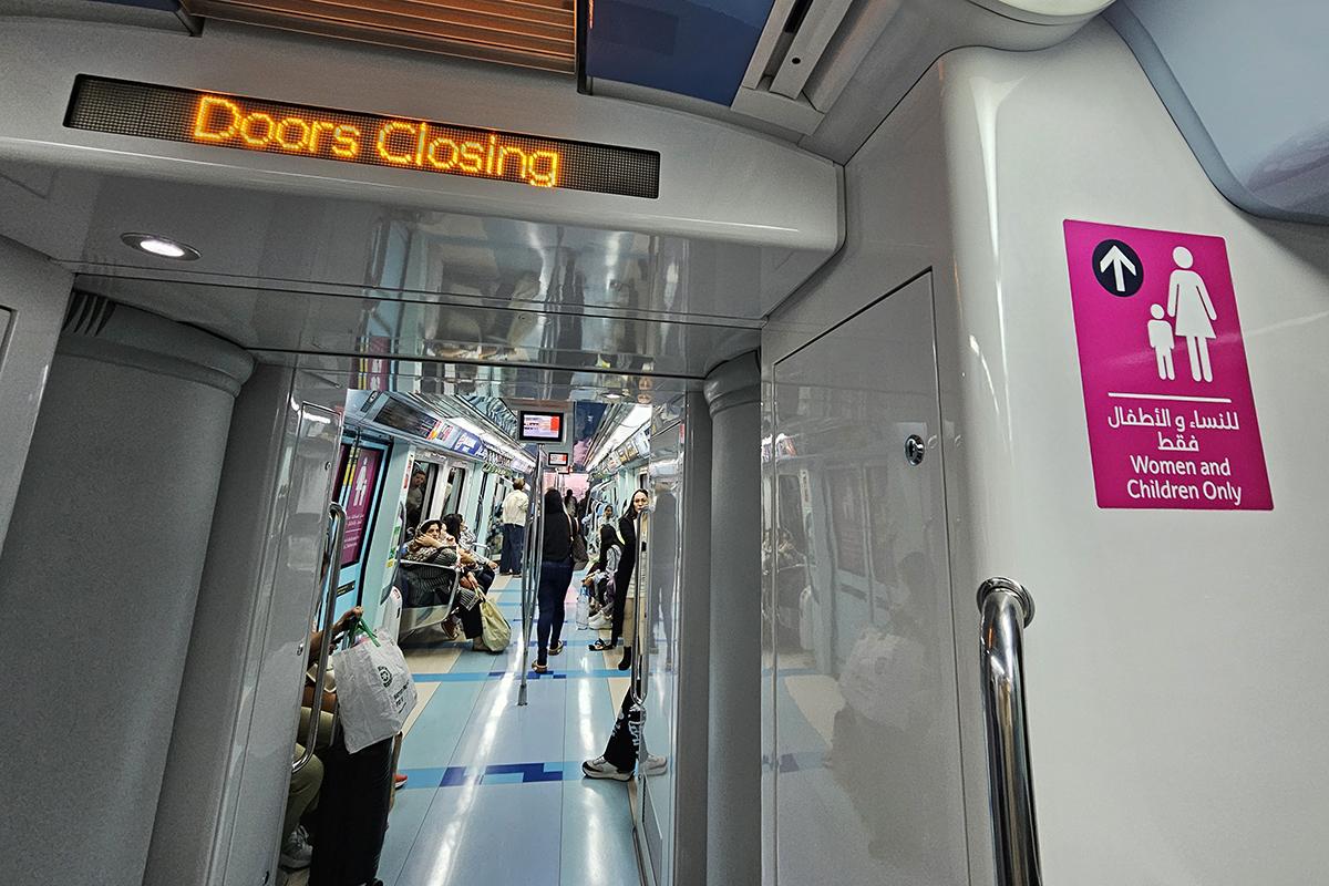 Проход между вагонами в метро Дубая