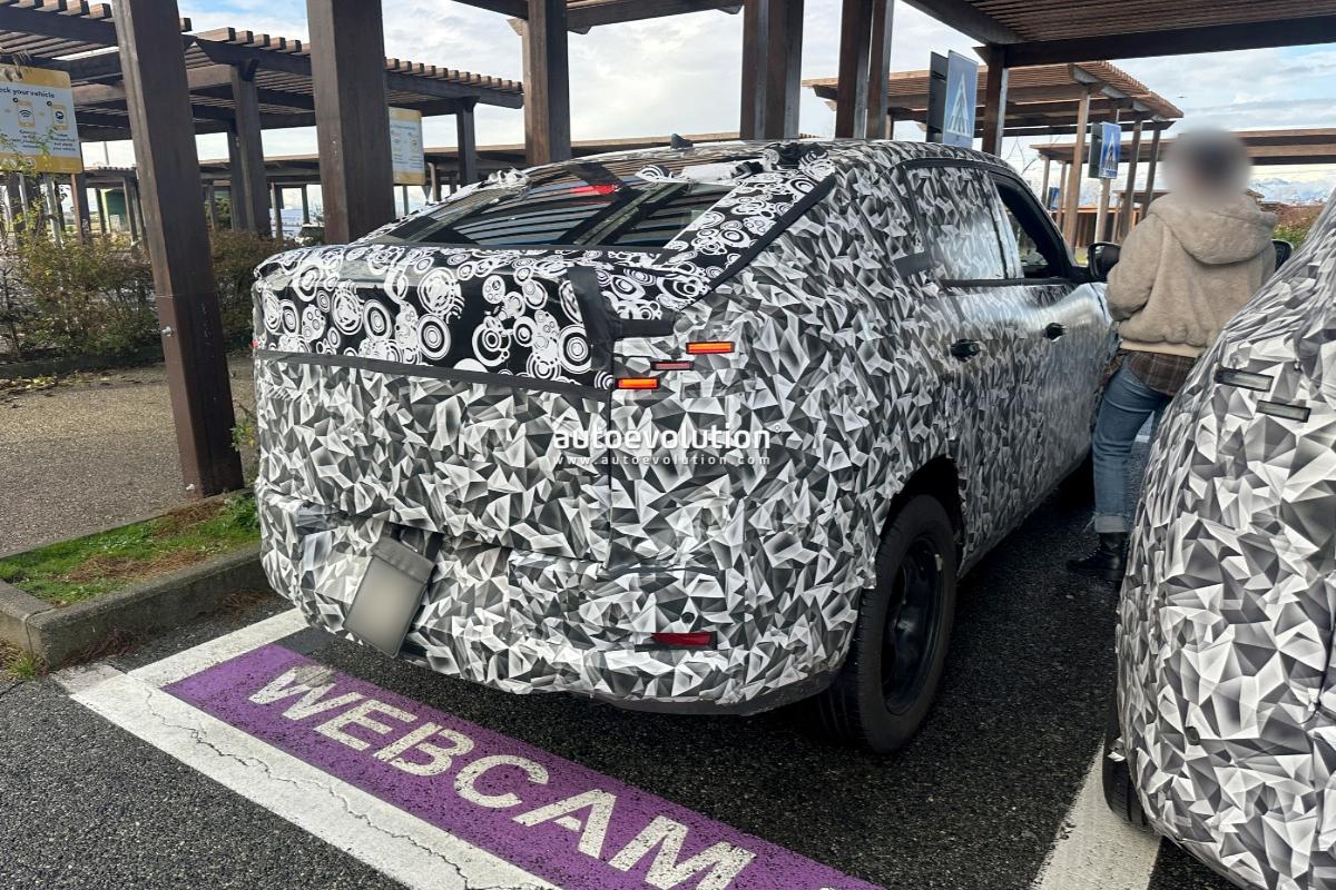 Fiat Fastback под камуфляжем вид сзади