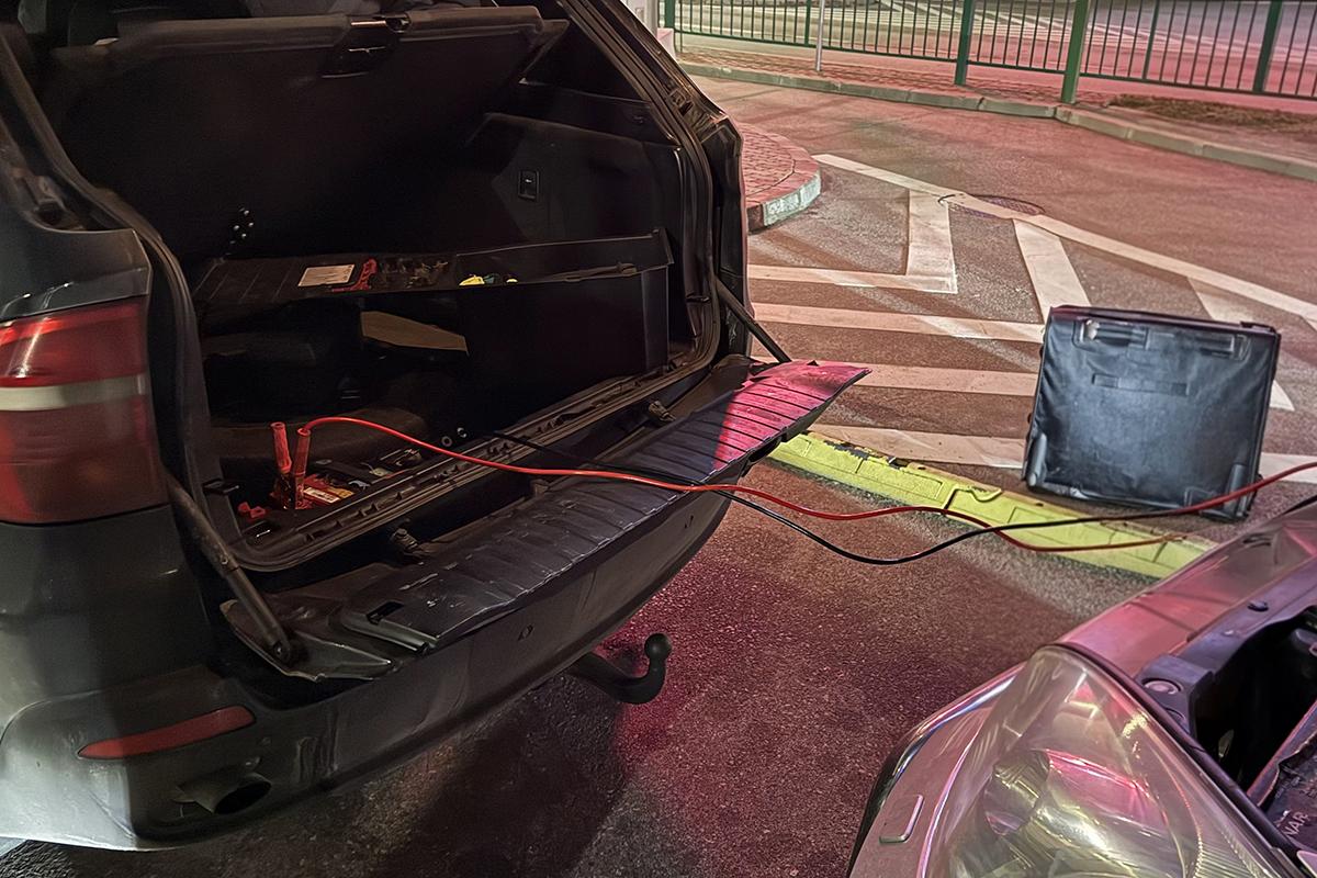 Прикуривают BMW