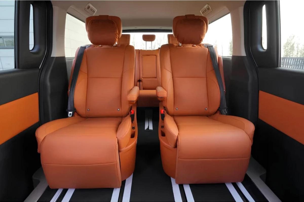 Салон гибридного минивэна BAW M8