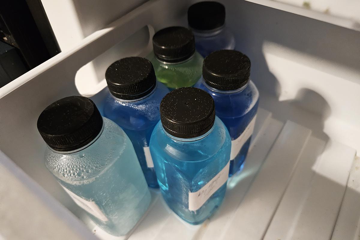 Образцы незамерзающей автомобильной жидкости после заморозки