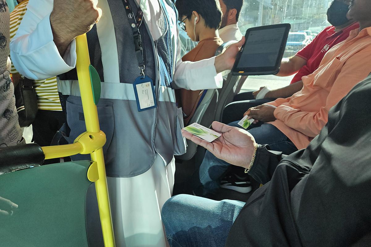 Контролер в общественном транспорте Аду-Даби